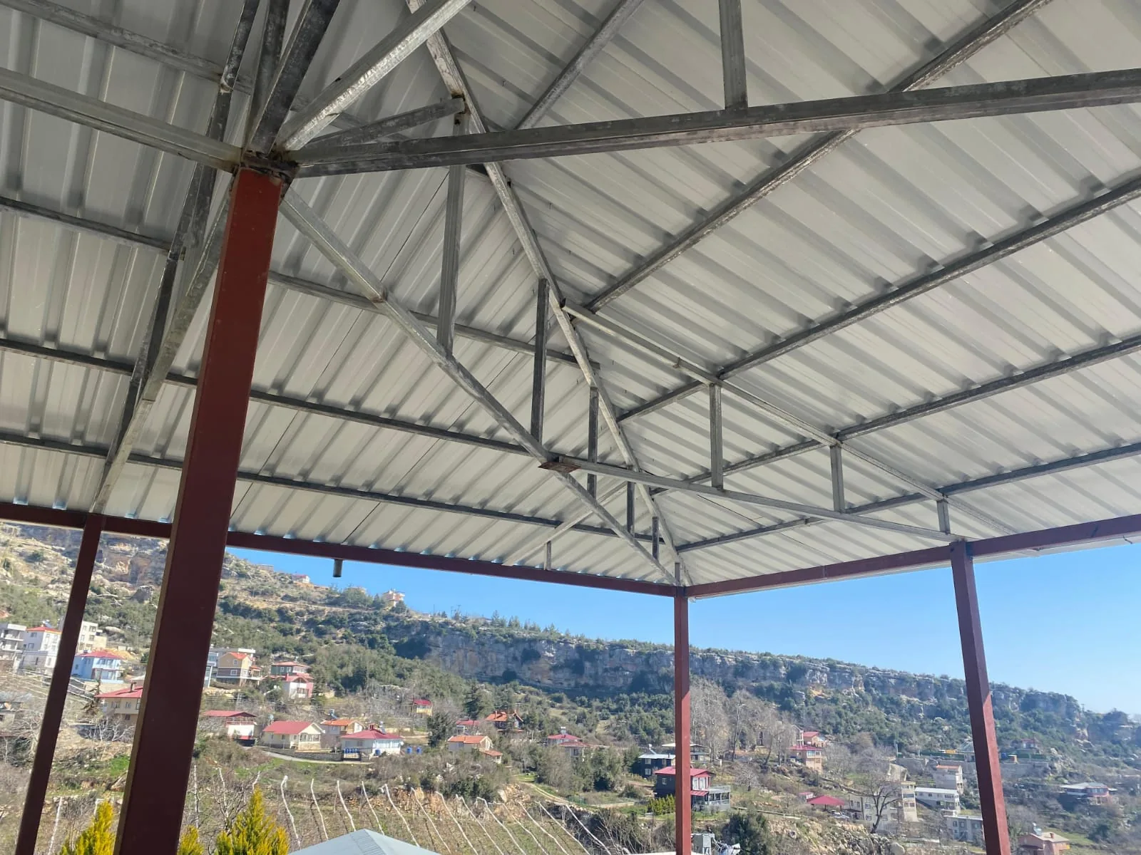 Çelik kolonlar ve galvaniz profillerle oluşturulmuş metal çatı makas sistemi