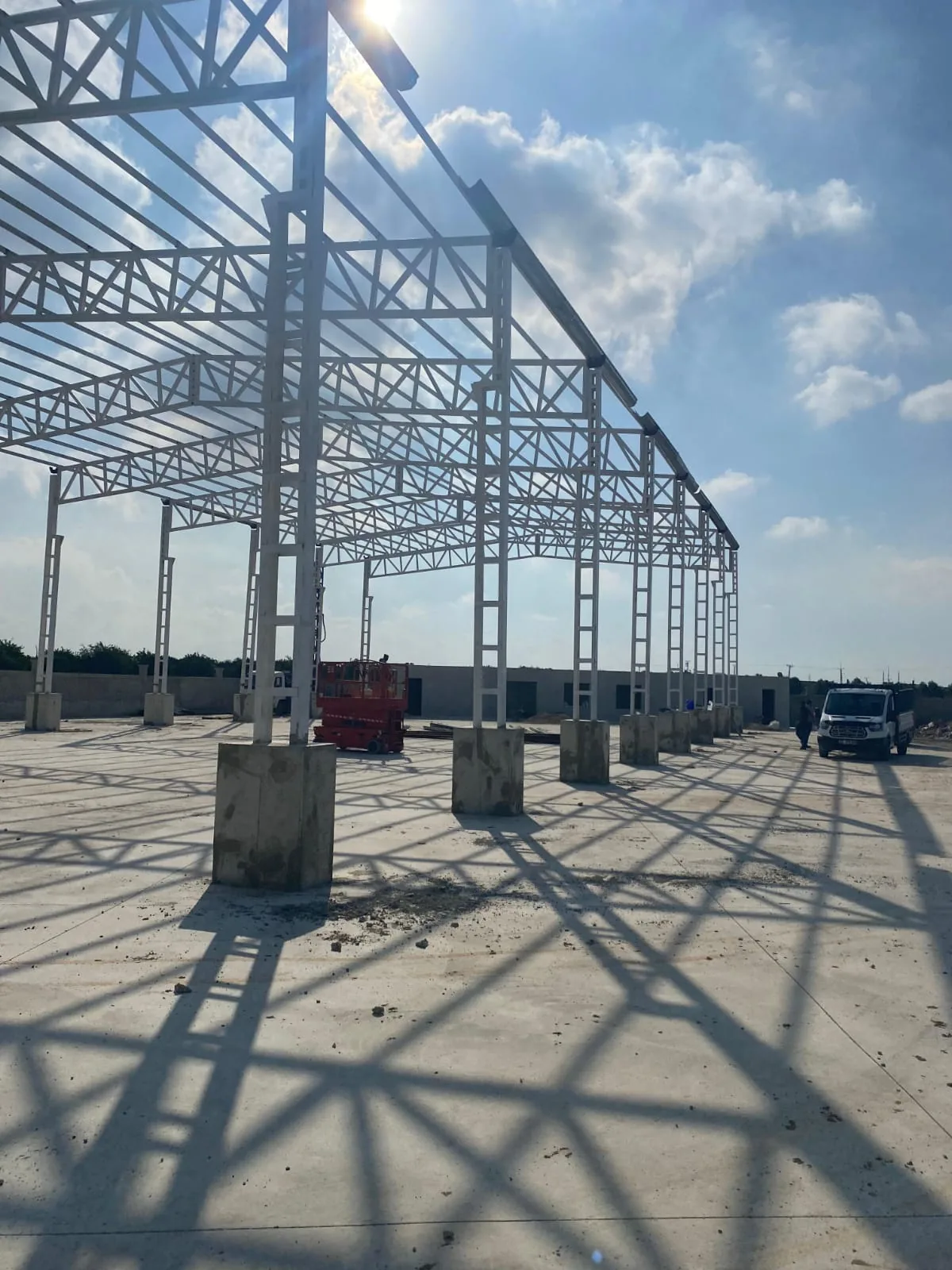Beton temeller üzerinde yükselen çelik kolon ve çatı makaslı depo taşıyıcı sistemi