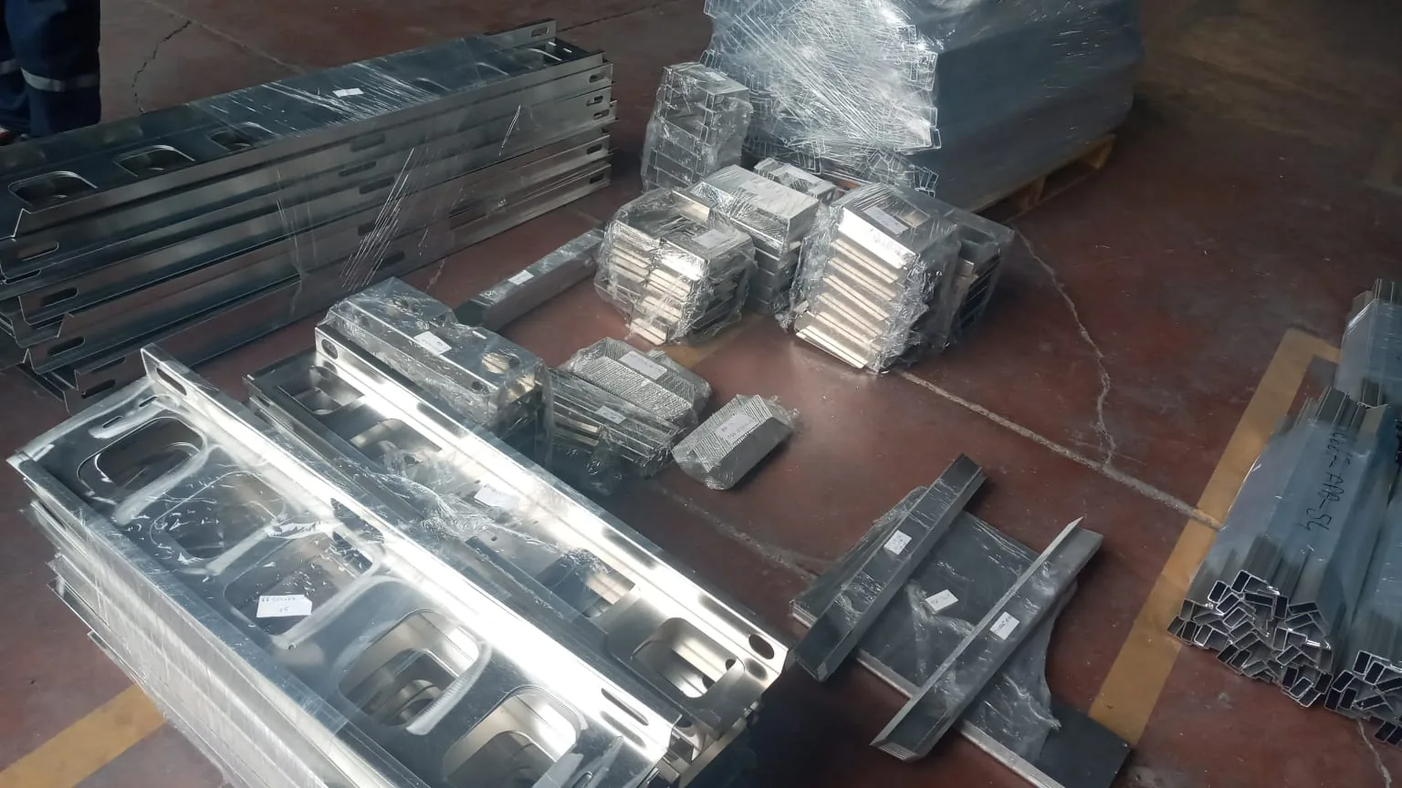 Projeye göre hazırlanmış lazer kesim ve bükümlü metal parçalar