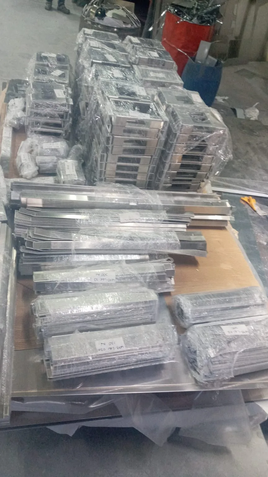Üretim sonrası paketlenmiş özel ölçülü metal bağlantı parçaları